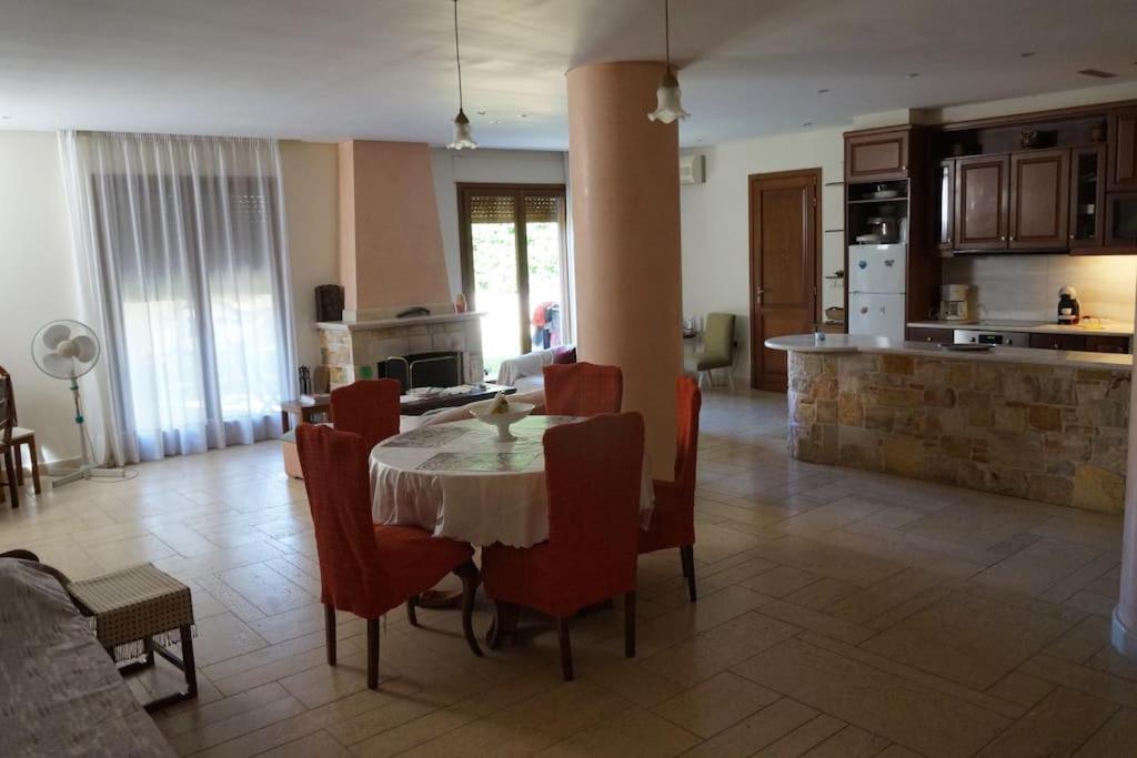 Apartment With A Garden, Bbq, Swimming Pool And Jacuzzi Dhráfi Zewnętrze zdjęcie